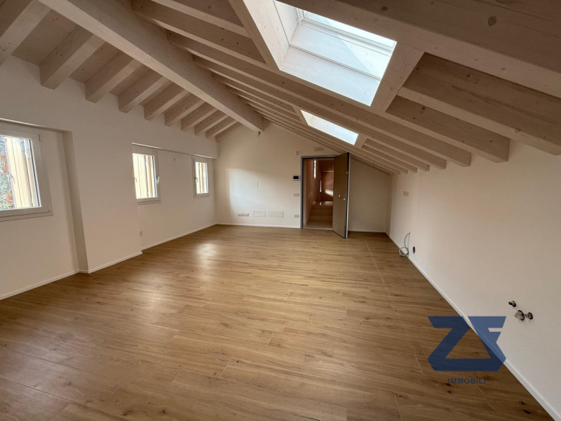 In posizione centrale a Riese Pio X, proponiamo in vendita un elegante e luminoso appartamento ma...