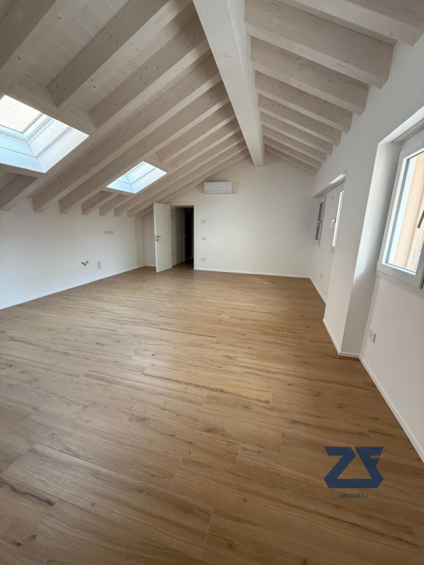 In posizione centrale a Riese Pio X, proponiamo in vendita un elegante e luminoso appartamento ma...