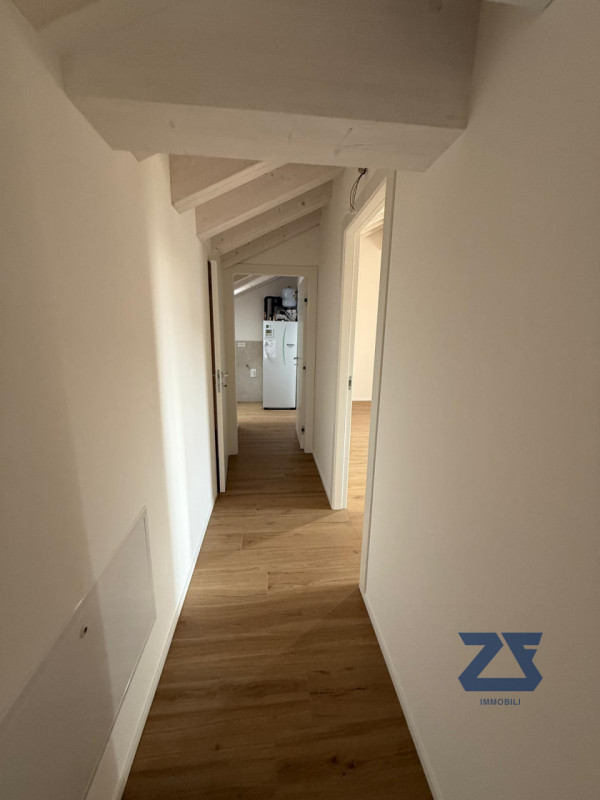 In posizione centrale a Riese Pio X, proponiamo in vendita un elegante e luminoso appartamento ma...