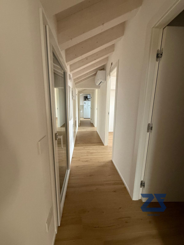 In posizione centrale a Riese Pio X, proponiamo in vendita un elegante e luminoso appartamento ma...