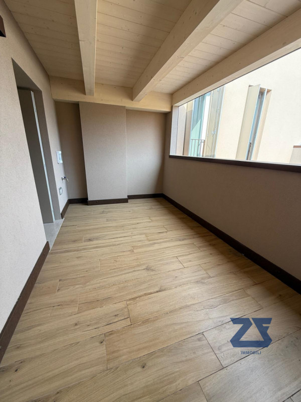 In posizione centrale a Riese Pio X, proponiamo in vendita un elegante e luminoso appartamento ma...