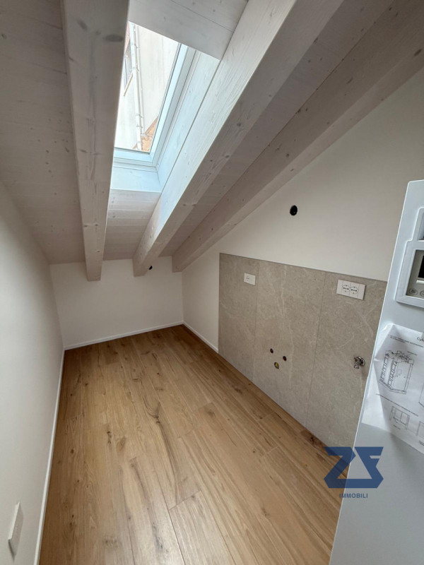 In posizione centrale a Riese Pio X, proponiamo in vendita un elegante e luminoso appartamento ma...