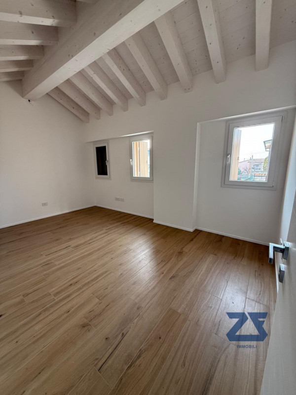 In posizione centrale a Riese Pio X, proponiamo in vendita un elegante e luminoso appartamento ma...