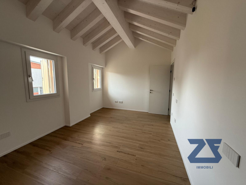 In posizione centrale a Riese Pio X, proponiamo in vendita un elegante e luminoso appartamento ma...