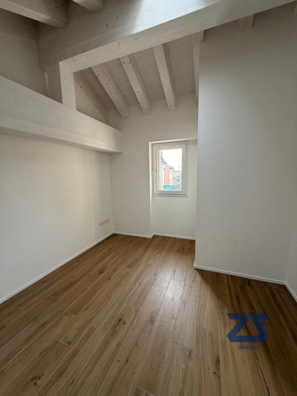 In posizione centrale a Riese Pio X, proponiamo in vendita un elegante e luminoso appartamento ma...