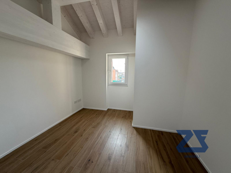 In posizione centrale a Riese Pio X, proponiamo in vendita un elegante e luminoso appartamento ma...