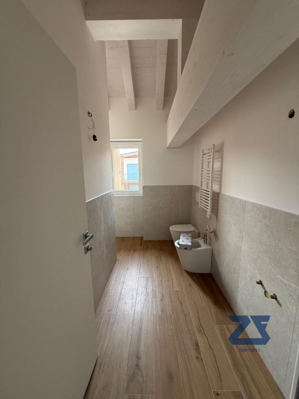 In posizione centrale a Riese Pio X, proponiamo in vendita un elegante e luminoso appartamento ma...