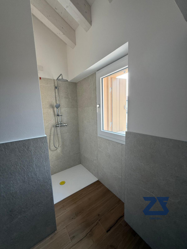 In posizione centrale a Riese Pio X, proponiamo in vendita un elegante e luminoso appartamento ma...