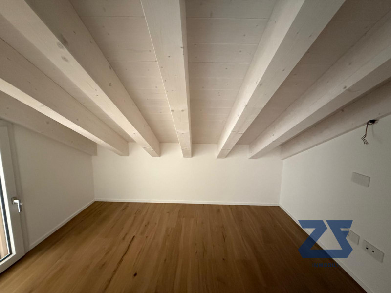 In posizione centrale a Riese Pio X, proponiamo in vendita un elegante e luminoso appartamento ma...