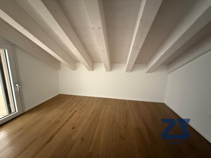 In posizione centrale a Riese Pio X, proponiamo in vendita un elegante e luminoso appartamento ma...