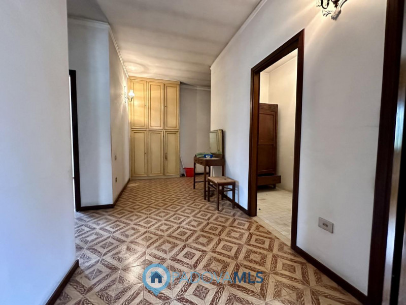 Immobile in esclusiva al Gruppo Padova MLS
In zona molto centrale, comoda a tutti i servizi, si p...