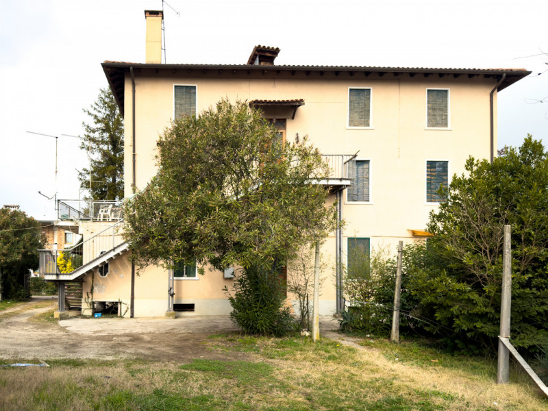 (Per INFO Vittorio 3517343301) Nel verde di Montebelluna proponiamo in vendita un’interessante pa...