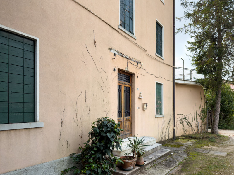 (Per INFO Vittorio 3517343301) Nel verde di Montebelluna proponiamo in vendita un’interessante pa...