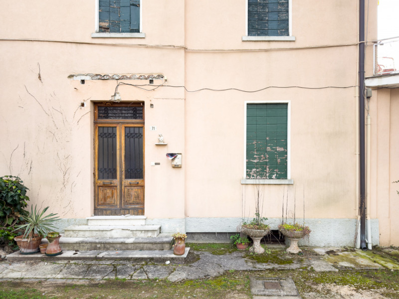 (Per INFO Vittorio 3517343301) Nel verde di Montebelluna proponiamo in vendita un’interessante pa...