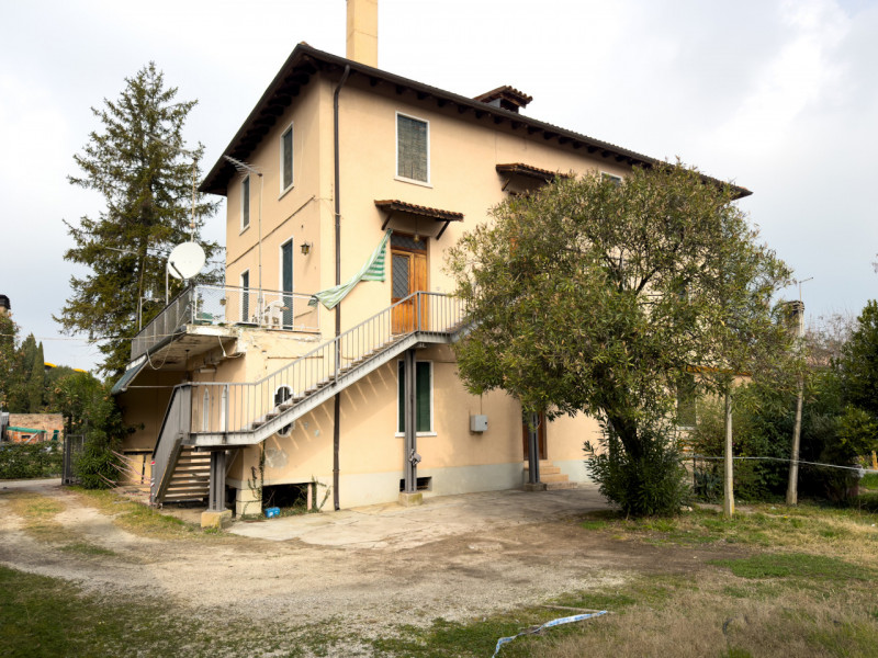 (Per INFO Vittorio 3517343301) Nel verde di Montebelluna proponiamo in vendita un’interessante pa...