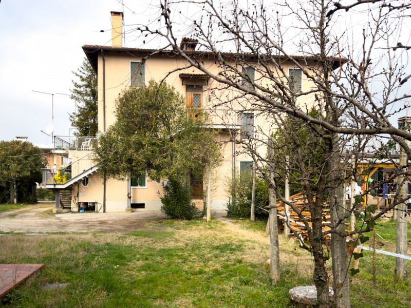(Per INFO Vittorio 3517343301) Nel verde di Montebelluna proponiamo in vendita un’interessante pa...