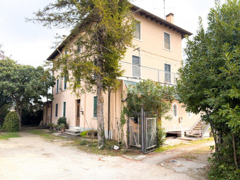 (Per INFO Vittorio 3517343301) Nel verde di Montebelluna proponiamo in vendita un’interessante pa...
