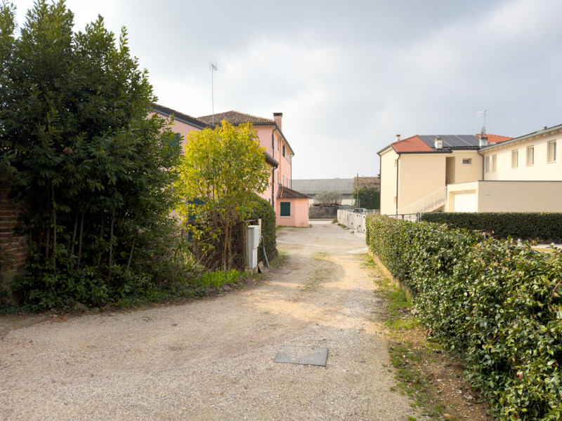 (Per INFO Vittorio 3517343301) Nel verde di Montebelluna proponiamo in vendita un’interessante pa...