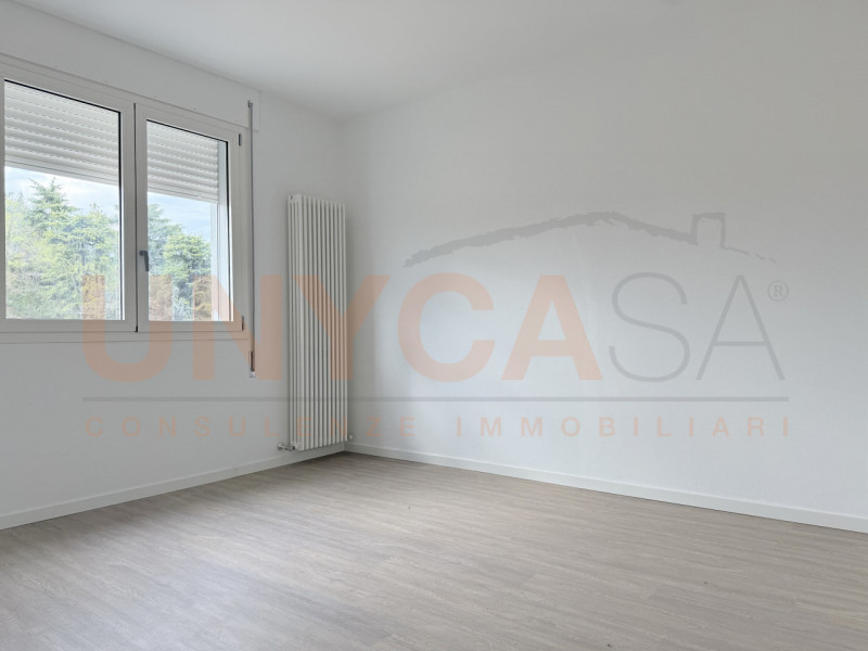 MONTEGALDA: spaziosissimo appartamento posizionato al quarto piano di una palazzina servita da as...