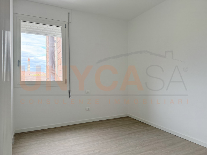 MONTEGALDA: spaziosissimo appartamento posizionato al quarto piano di una palazzina servita da as...