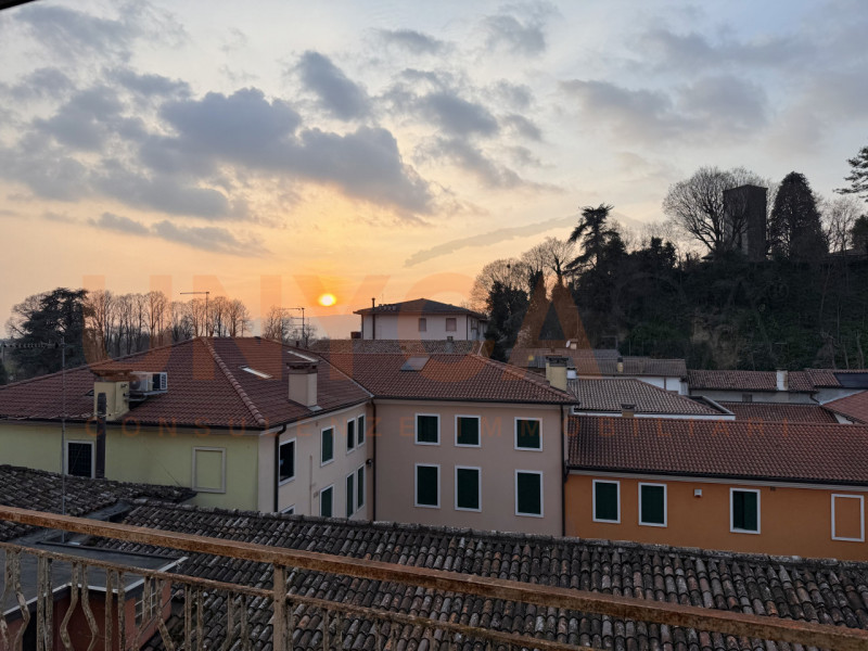 MONTEGALDA: spaziosissimo appartamento posizionato al quarto piano di una palazzina servita da as...