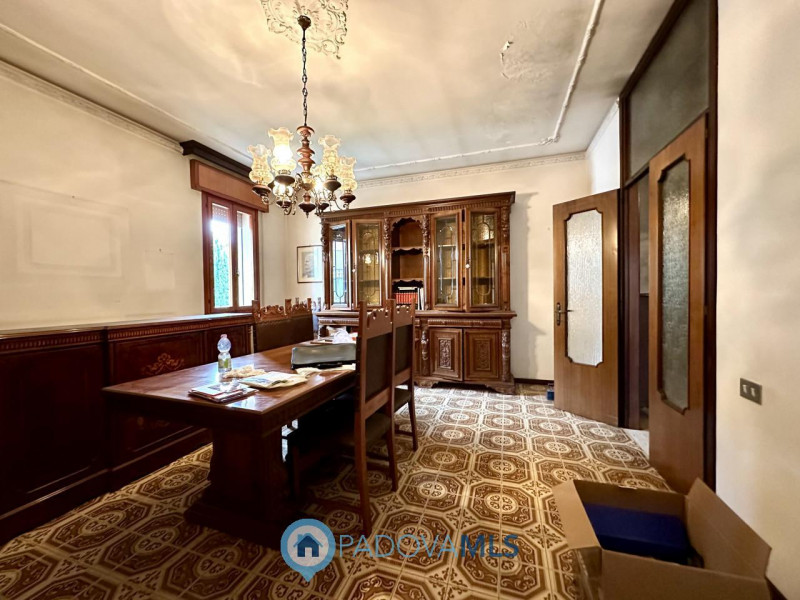 Porzione di bifamiliare al piano primo di ampie dimensioni con giardino privato

Immobile in escl...