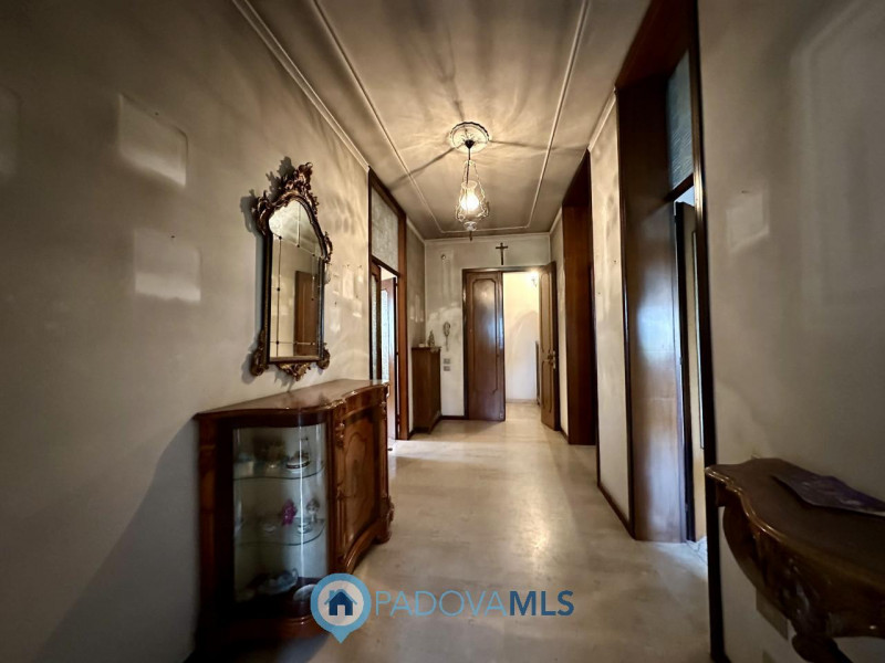 Porzione di bifamiliare al piano primo di ampie dimensioni con giardino privato

Immobile in escl...