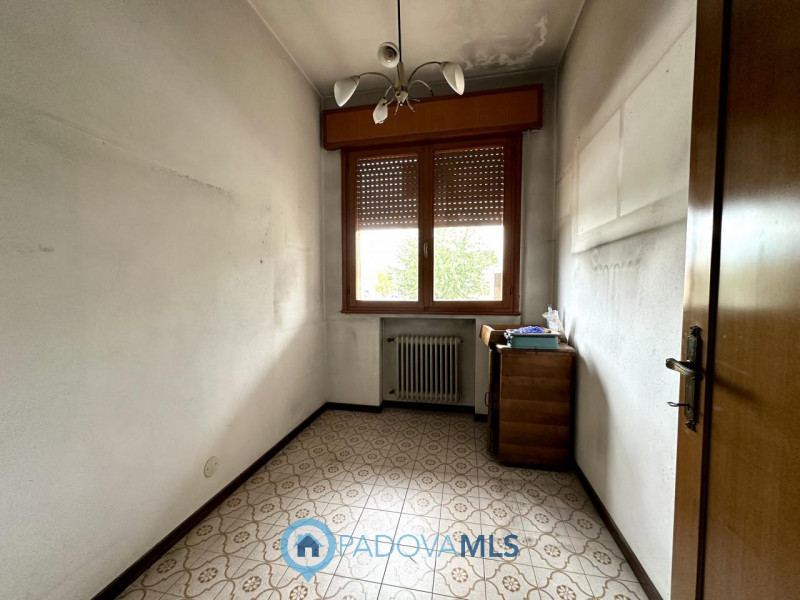 Porzione di bifamiliare al piano primo di ampie dimensioni con giardino privato

Immobile in escl...