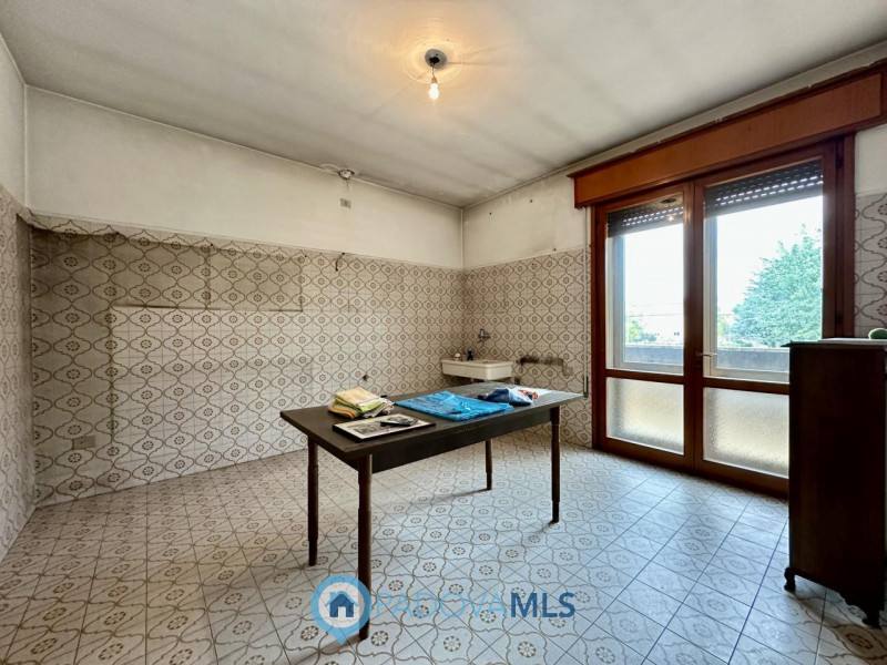 Porzione di bifamiliare al piano primo di ampie dimensioni con giardino privato

Immobile in escl...