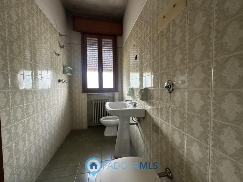 Porzione di bifamiliare al piano primo di ampie dimensioni con giardino privato

Immobile in escl...