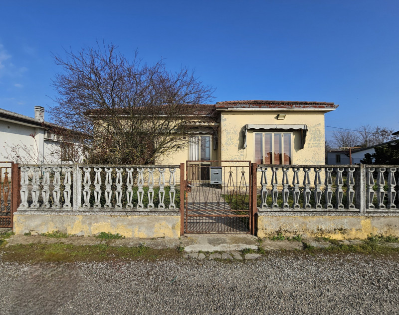 Proponiamo in vendita nella prima periferia di Solesino, casa singola distribuita su un unico liv...