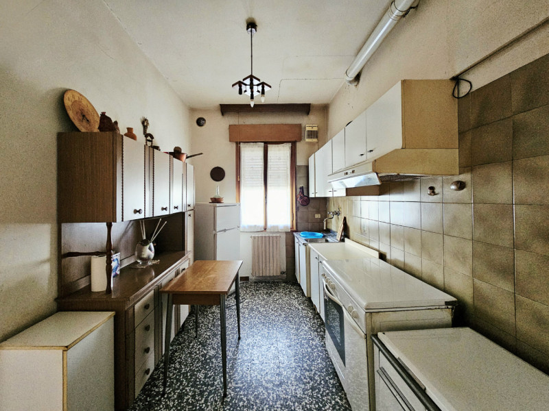 Proponiamo in vendita nella prima periferia di Solesino, casa singola distribuita su un unico liv...