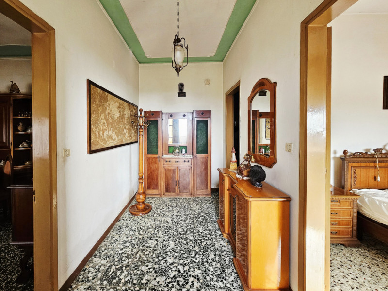 Proponiamo in vendita nella prima periferia di Solesino, casa singola distribuita su un unico liv...