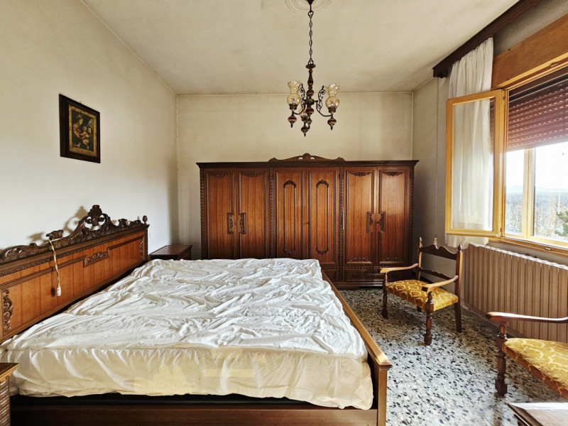 Proponiamo in vendita nella prima periferia di Solesino, casa singola distribuita su un unico liv...