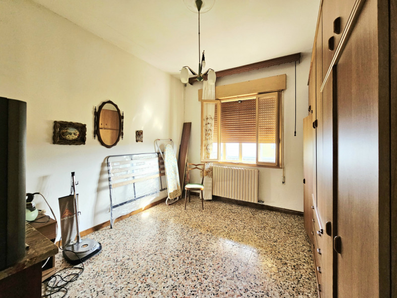 Proponiamo in vendita nella prima periferia di Solesino, casa singola distribuita su un unico liv...