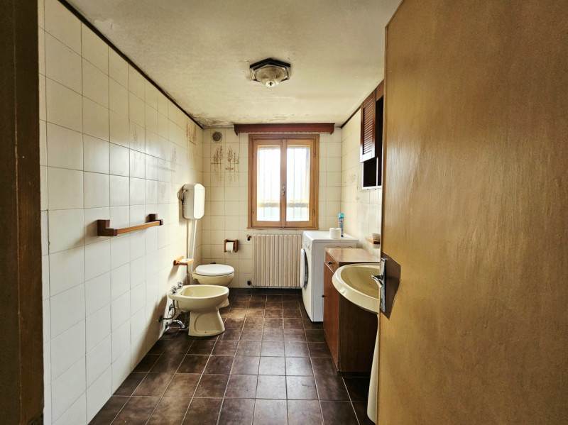 Proponiamo in vendita nella prima periferia di Solesino, casa singola distribuita su un unico liv...