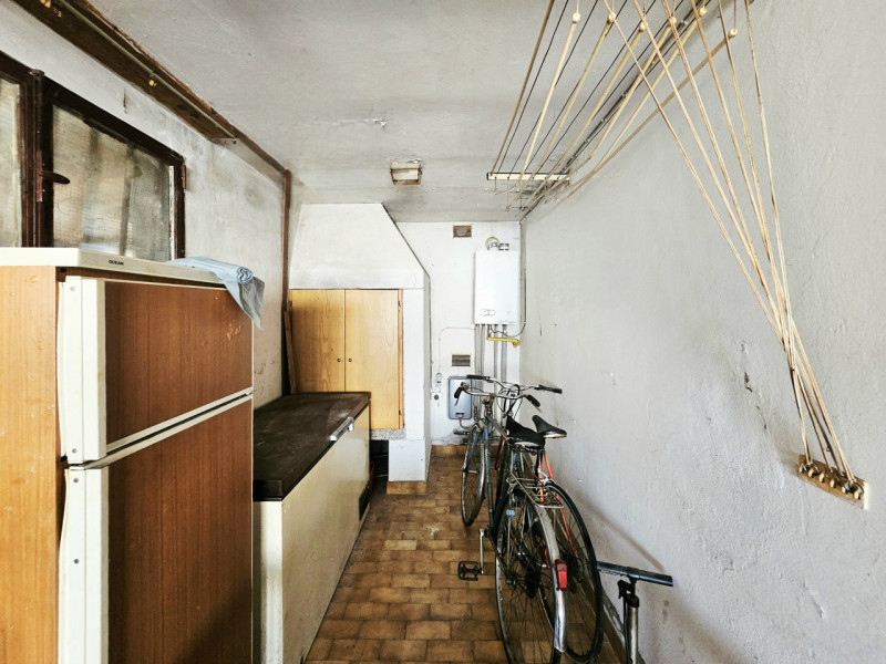 Proponiamo in vendita nella prima periferia di Solesino, casa singola distribuita su un unico liv...