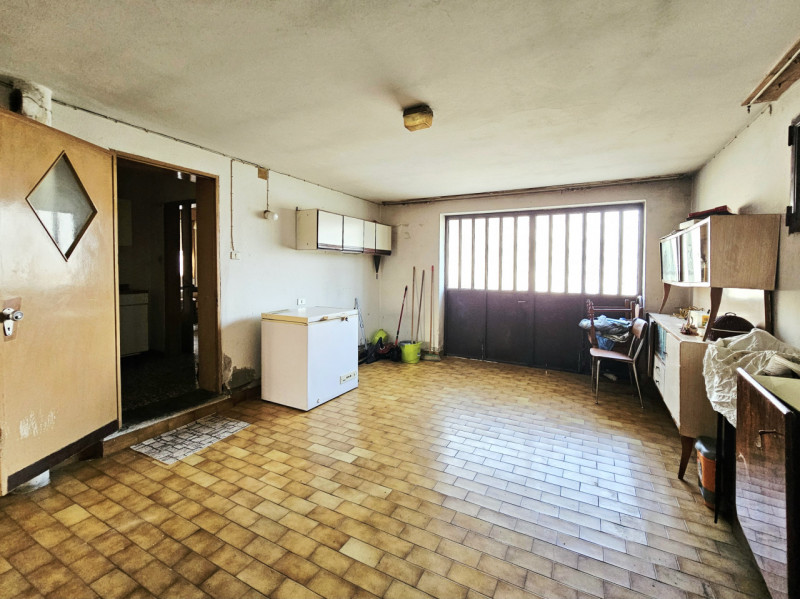 Proponiamo in vendita nella prima periferia di Solesino, casa singola distribuita su un unico liv...