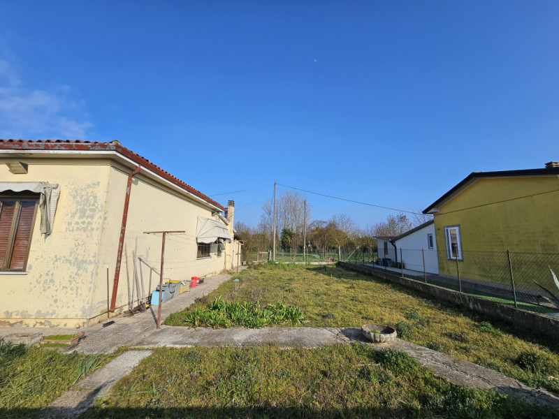 Proponiamo in vendita nella prima periferia di Solesino, casa singola distribuita su un unico liv...