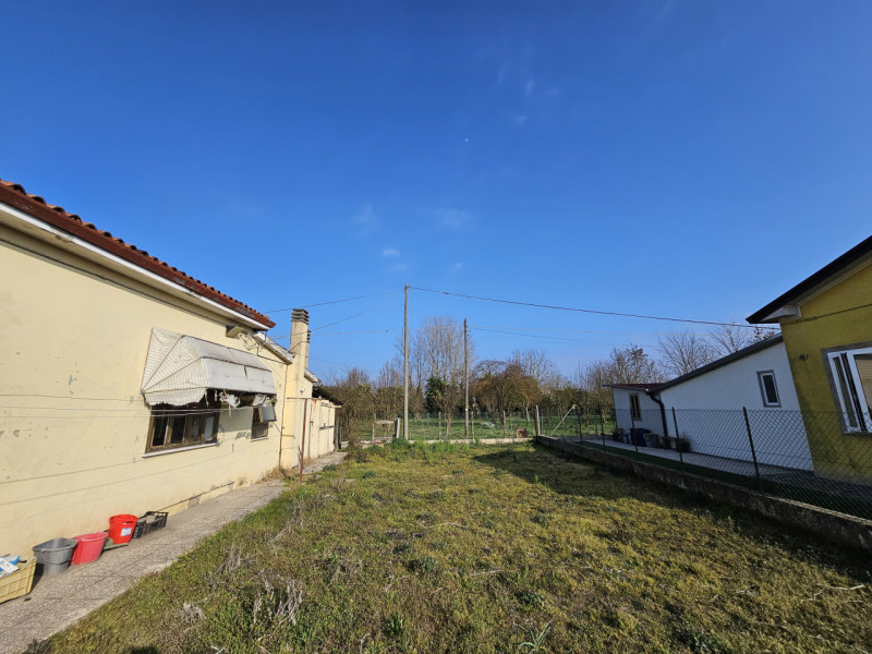 Proponiamo in vendita nella prima periferia di Solesino, casa singola distribuita su un unico liv...