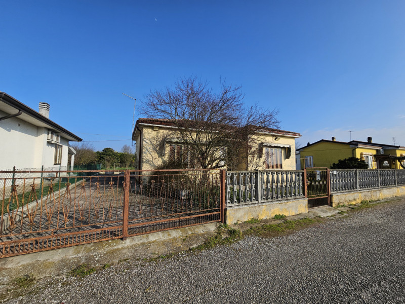 Proponiamo in vendita nella prima periferia di Solesino, casa singola distribuita su un unico liv...