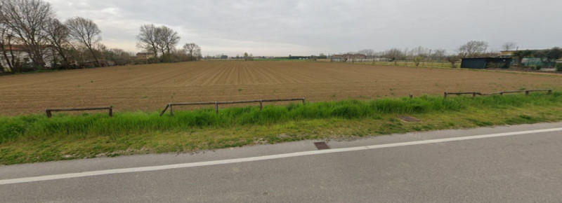 A Pianiga, proponiamo in vendita un ampio terreno di ben 20.000 mq, suddiviso tra 5.000 mq edific...