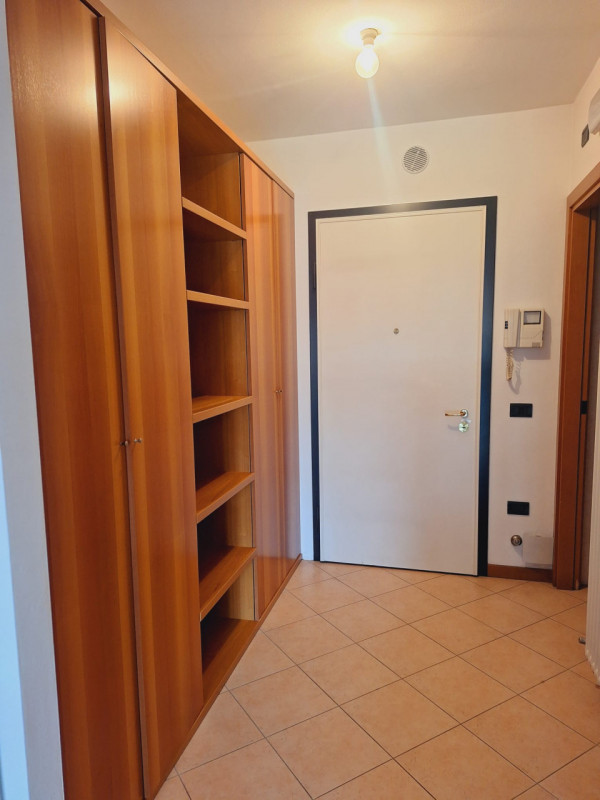 L'agenzia Iris è lieta di presentare un monolocale situato al primo piano con ascensore a Castelf...