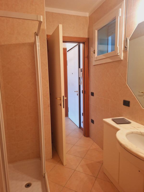 L'agenzia Iris è lieta di presentare un monolocale situato al primo piano con ascensore a Castelf...