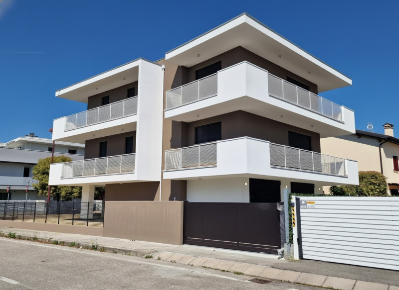 Situato nella rinomata zona residenziale di Sarmeola di Rubano, questo elegante appartamento al s...