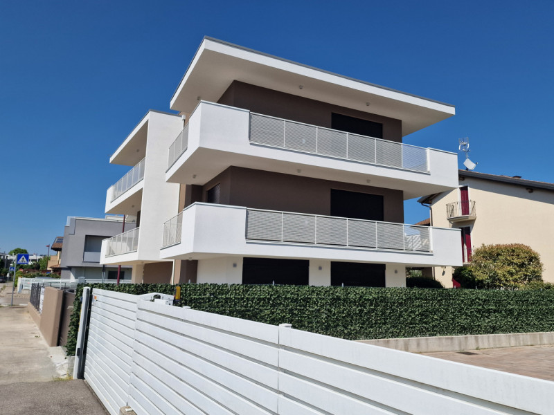 Situato nella rinomata zona residenziale di Sarmeola di Rubano, questo elegante appartamento al s...