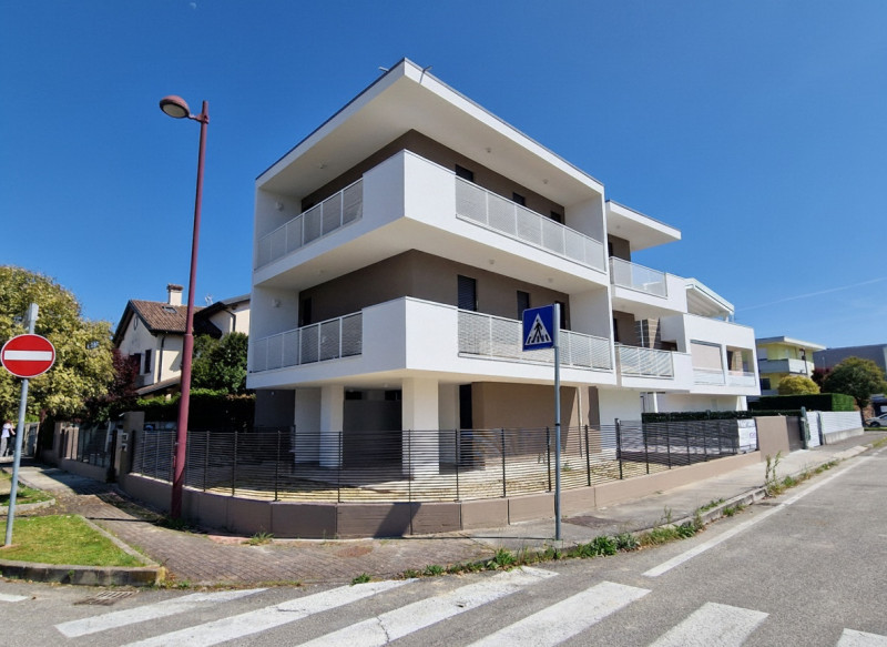 Situato nella rinomata zona residenziale di Sarmeola di Rubano, questo elegante appartamento al s...