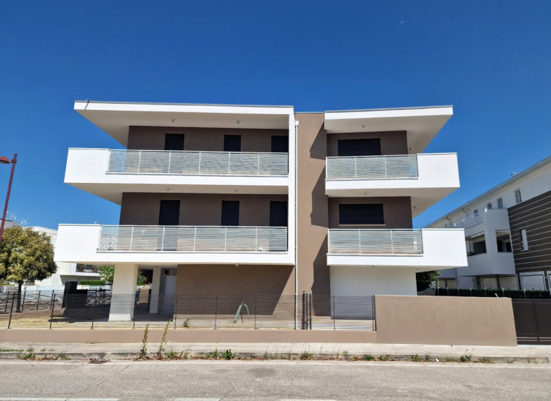 Situato nella rinomata zona residenziale di Sarmeola di Rubano, questo elegante appartamento al s...