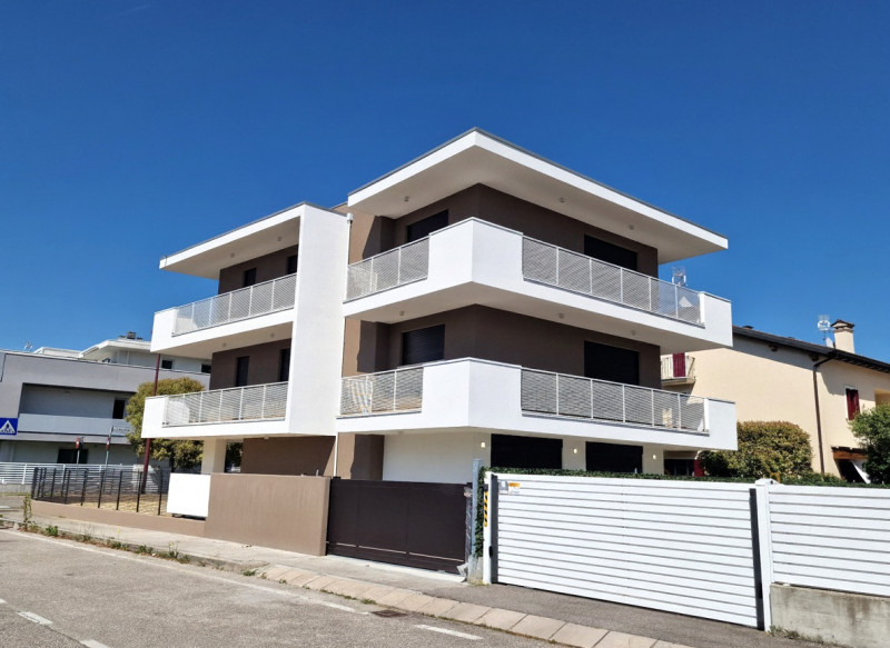 Situato nella rinomata zona residenziale di Sarmeola di Rubano, questo elegante appartamento al s...