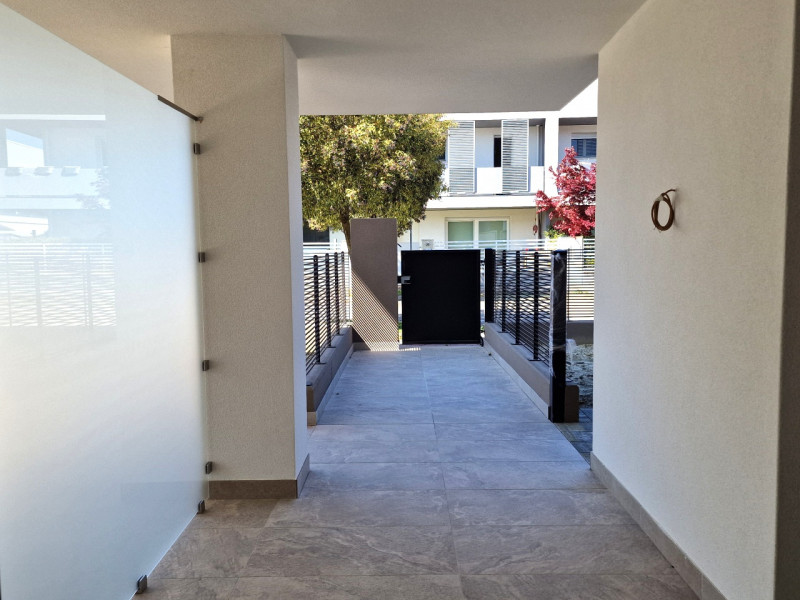 Situato nella rinomata zona residenziale di Sarmeola di Rubano, questo elegante appartamento al s...